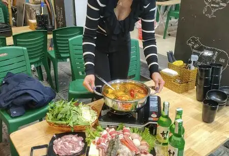 Lẩu Thái giá vỉa hè – LÒNG THỬA, GẦU GIÒN, TÔM NHẢY, U HOA đẹp như Manwah