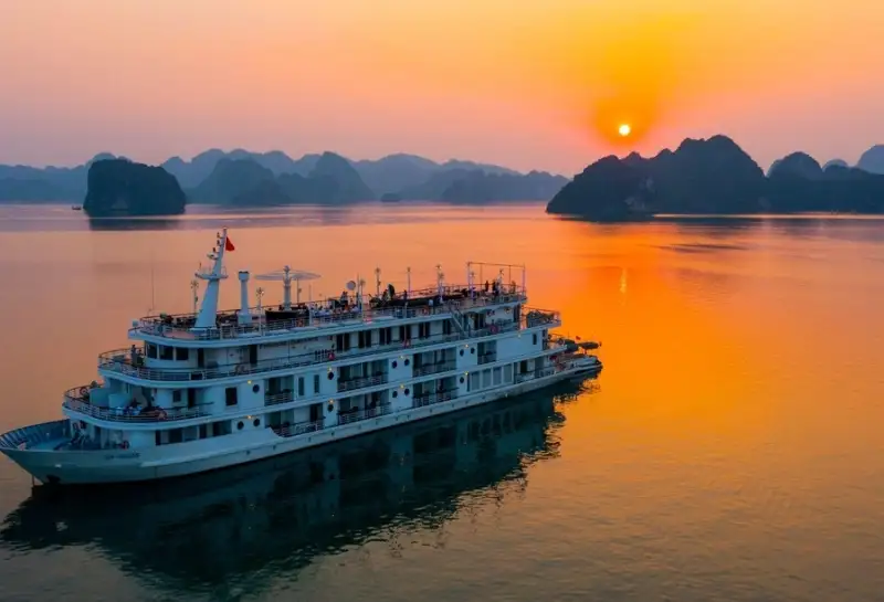 Ngắm hoàng hôn trên boong tàu