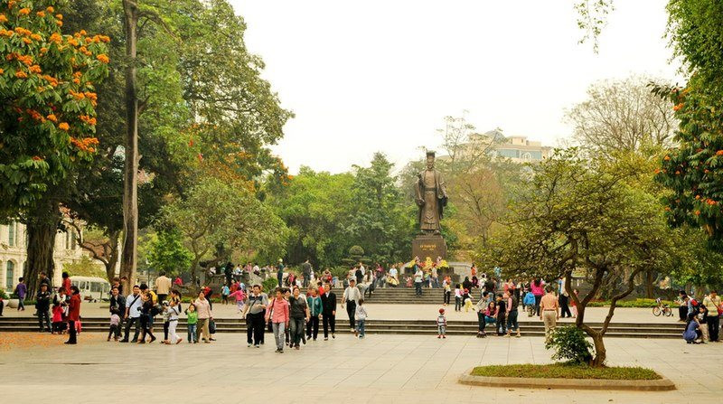 Vườn hoa Lý Thái Tổ ( vườn hoa Chí Linh) - Tượng đài vua Lý Thái Tổ