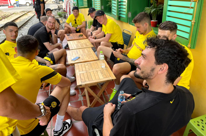 Cầu thủ Dortmund dạo phố bằng xích lô, uống cafe vỉa hè